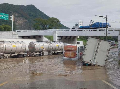 Emergencia vial por anegamiento en autopista Puebla-Córdoba; filas de hasta 6 kilómetros