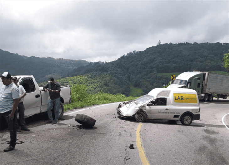 Se registra fuerte choque en la carretera Atzalan-Tlapacoyan