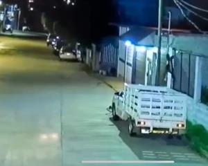 Captan en VIDEO a ladrón de video cámaras de vigilancia en Sayula