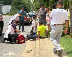 Motociclista a exceso de velocidad y en presunto estado etílico se estampa contra barda en Minatitlán
