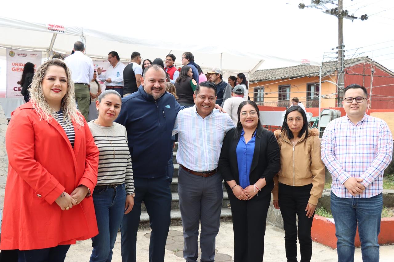 Caravana de Servicios acerca capacitación y ofertas de empleo a Acajete