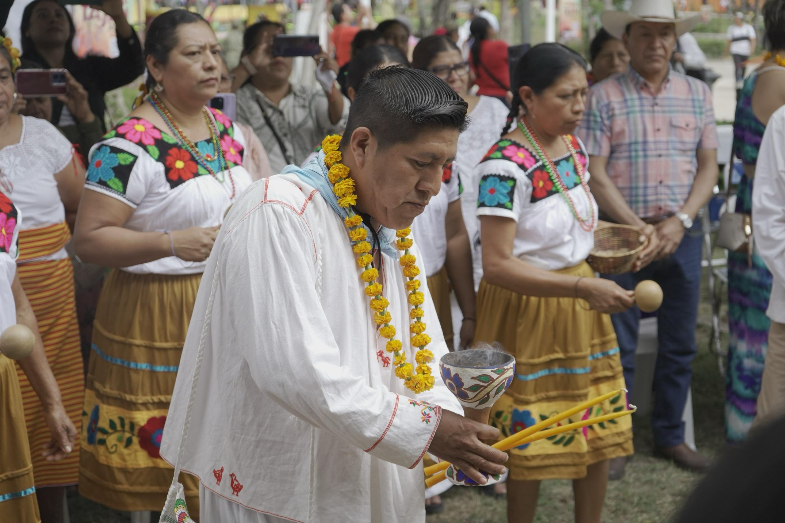 El telar de cintura, arte milenario presente en Cumbre Tajín