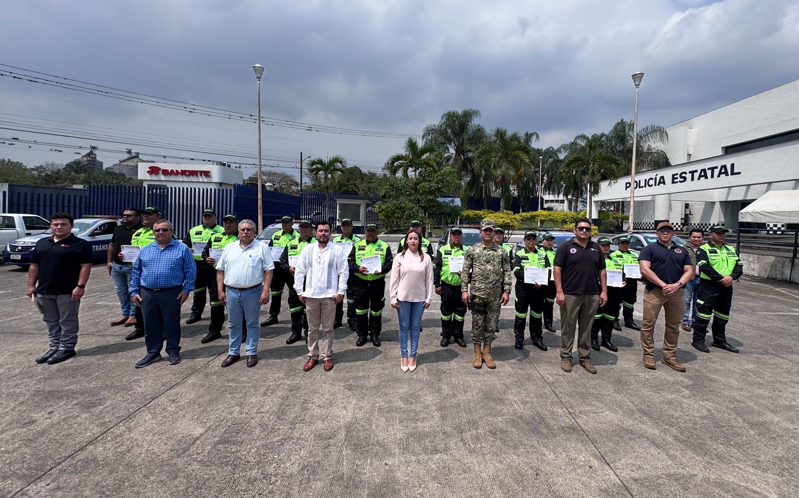 Entregan constancias de capacitación en primeros auxilios a agentes viales