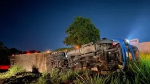 Vuelca jaula ganadera en la entrada a Acayucan; chofer resulta ileso